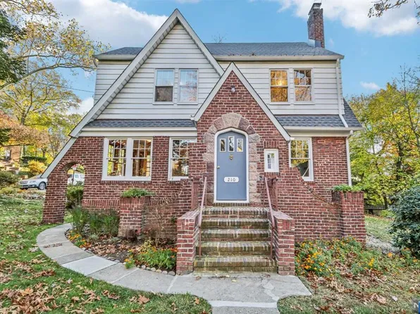 210 Knapp Ter, Leonia, NJ 07605