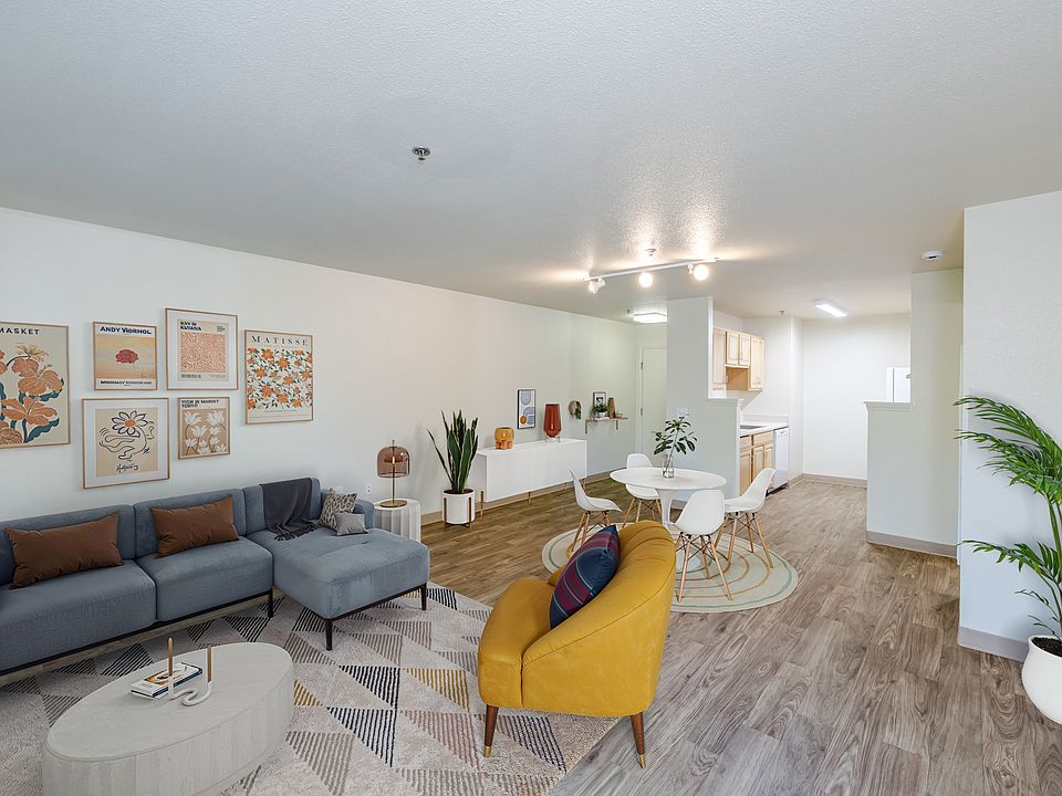 Lovely Open Floor Plan: Living / Dining Room