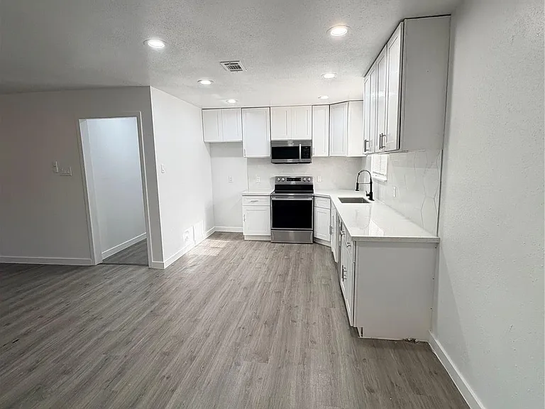2426 Dupont St — Photo 3
