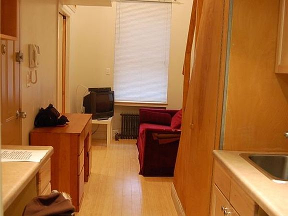 5th image of 323 W 30th St APT A4