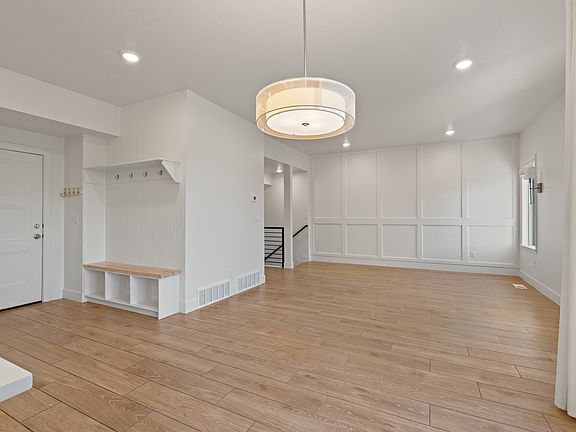 5th image of 128 W Autumn Ln