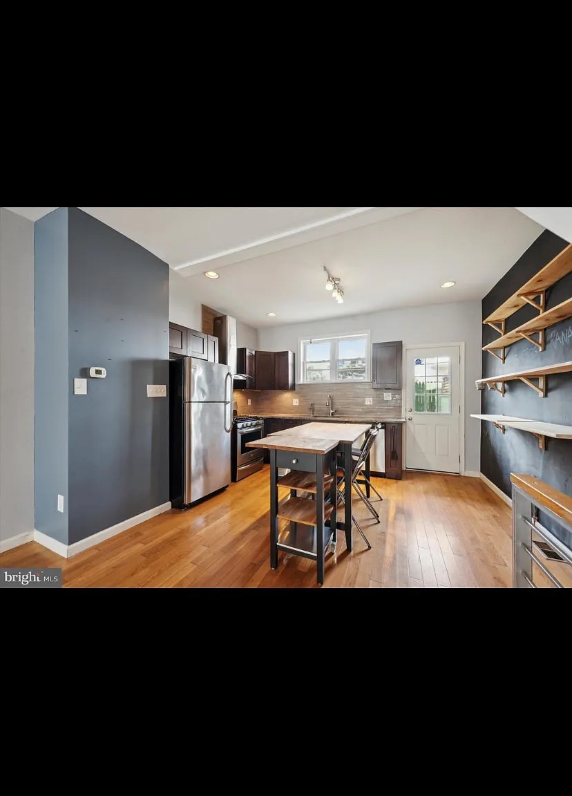 2 bed, 896 sqft, $2,000 — Photo 2