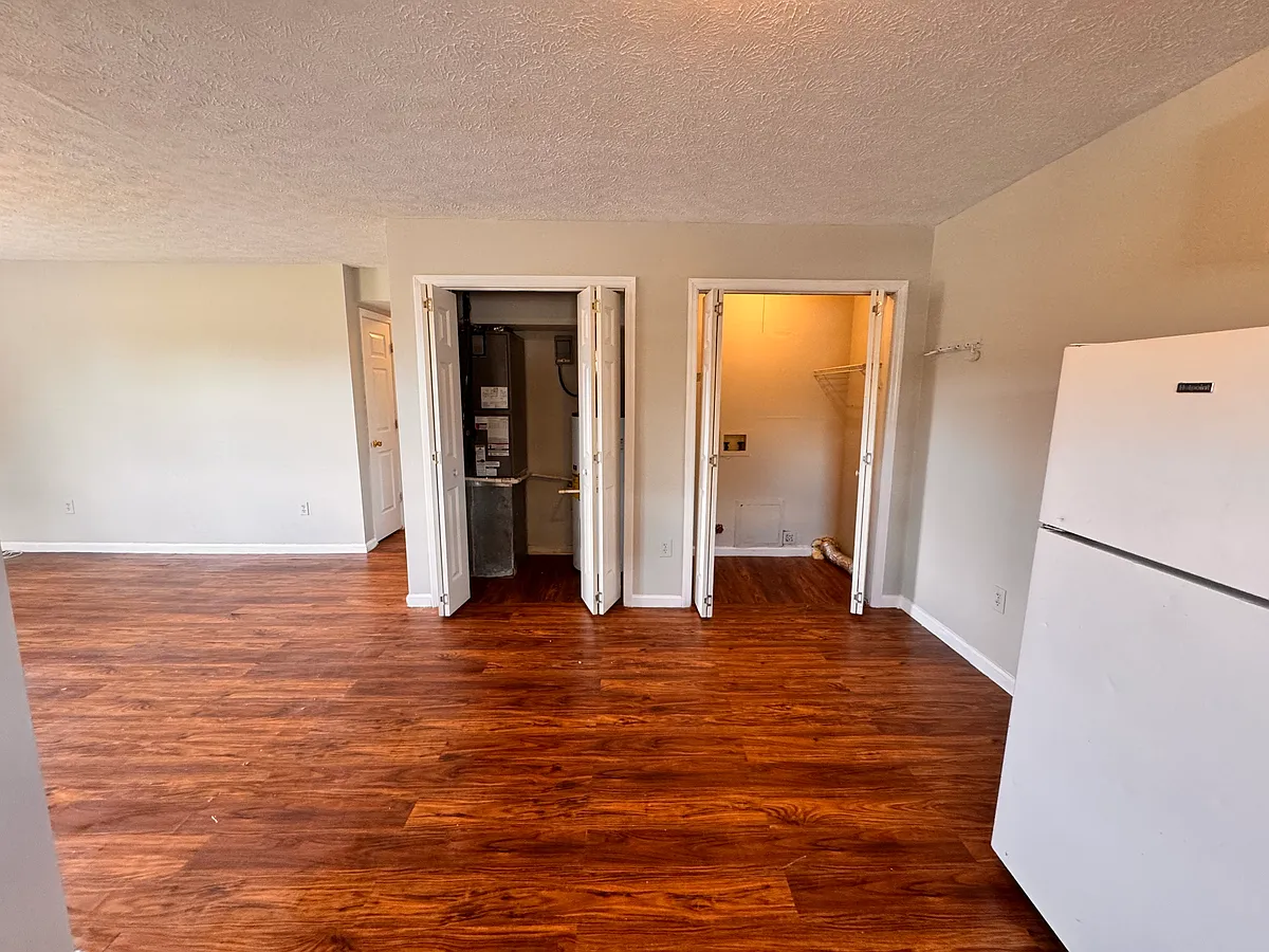 Building Photo - 300 Greensburg St #6