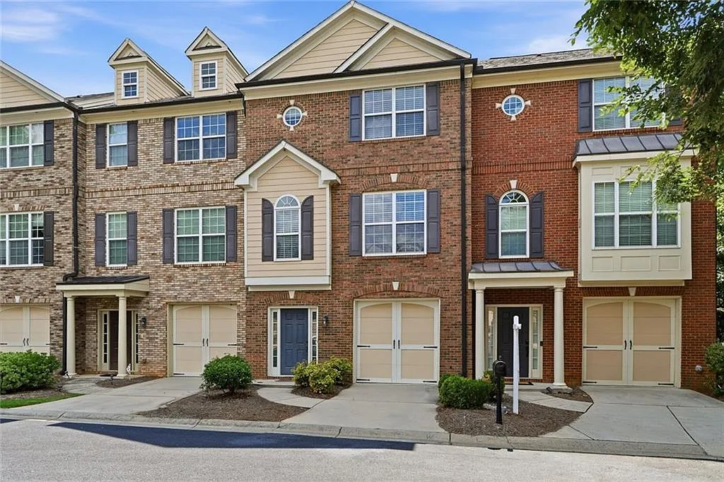 3 bed, 3.5 bath, 2358 sqft, $2,300 — Photo 2