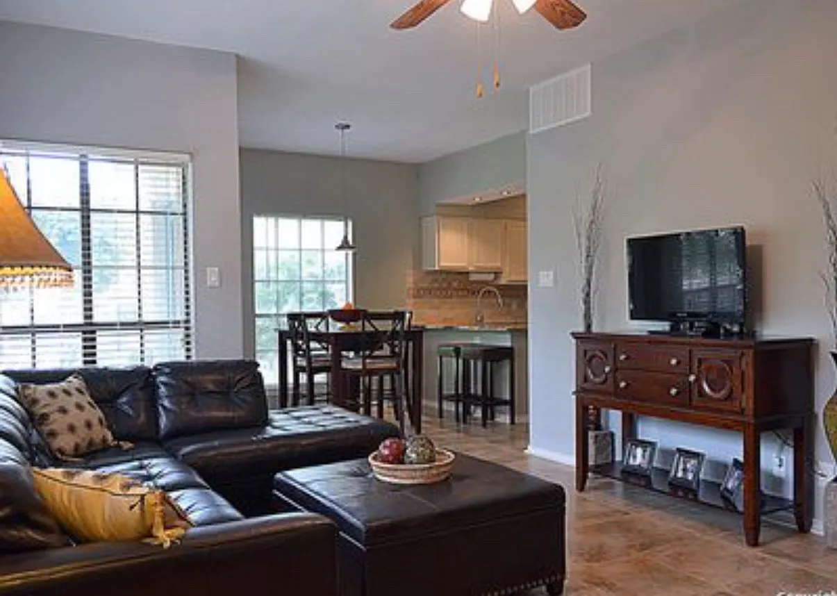 2 bed, 827 sqft, $1,050 — Photo 4
