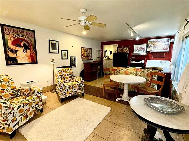 2 bed, 1.0 bath, 925 sqft, $1,450 — Photo 2