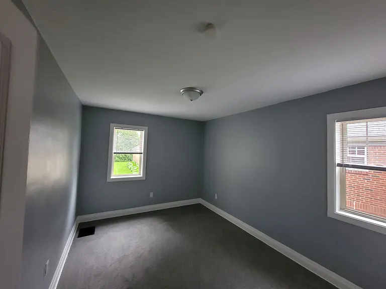 813 W 33rd St — Photo 23