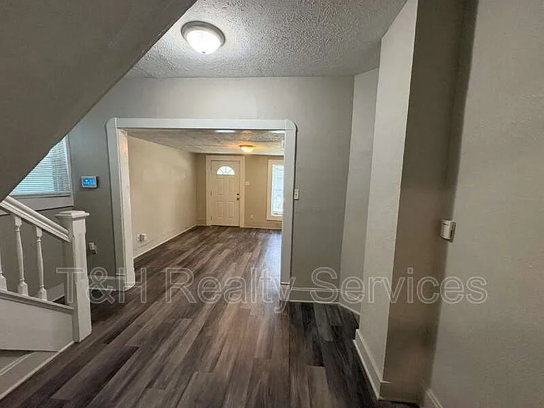 2116 Woodlawn Ave — Photo 5
