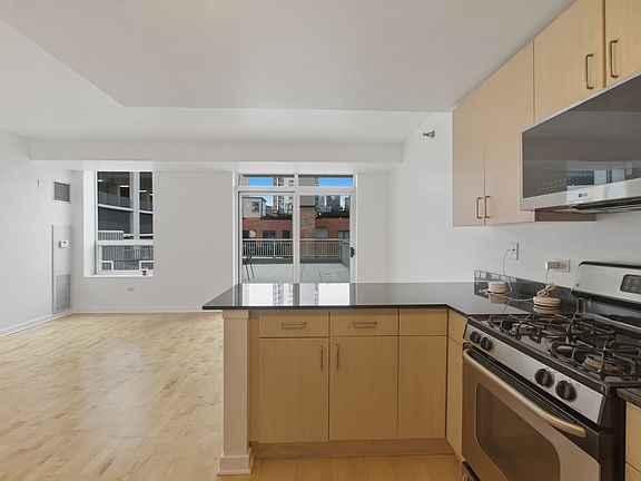 4th image of 330 W Grand Ave APT 808