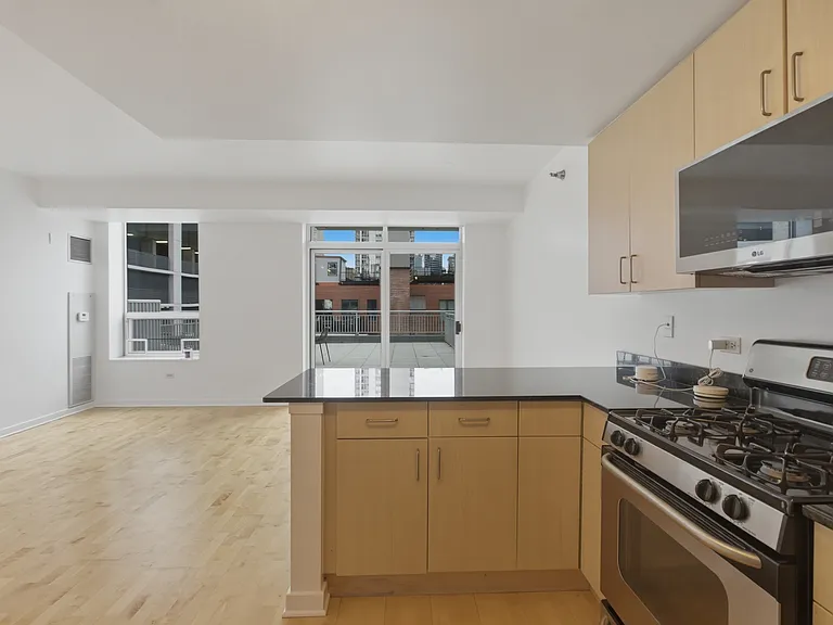330 W Grand Ave #808 — Photo 4
