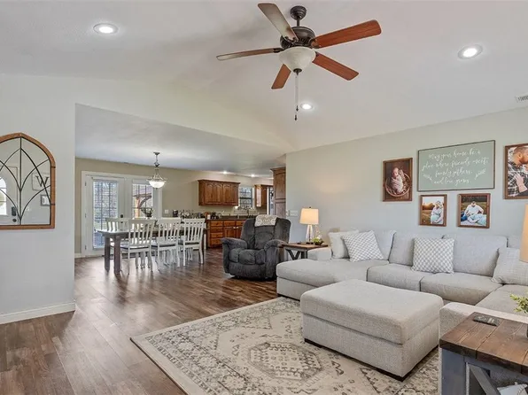 11074 Iris Rd, Neosho, MO 64850