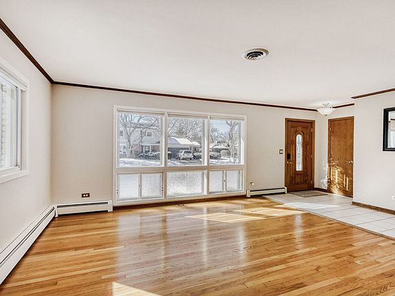 5th image of 204 W Clarendon St