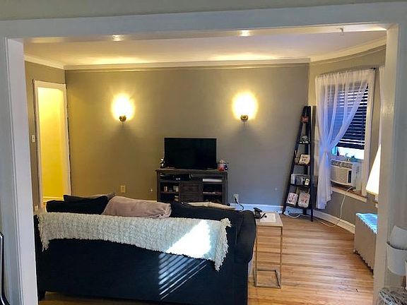 3rd image of 1076 W Thorndale Ave #1J