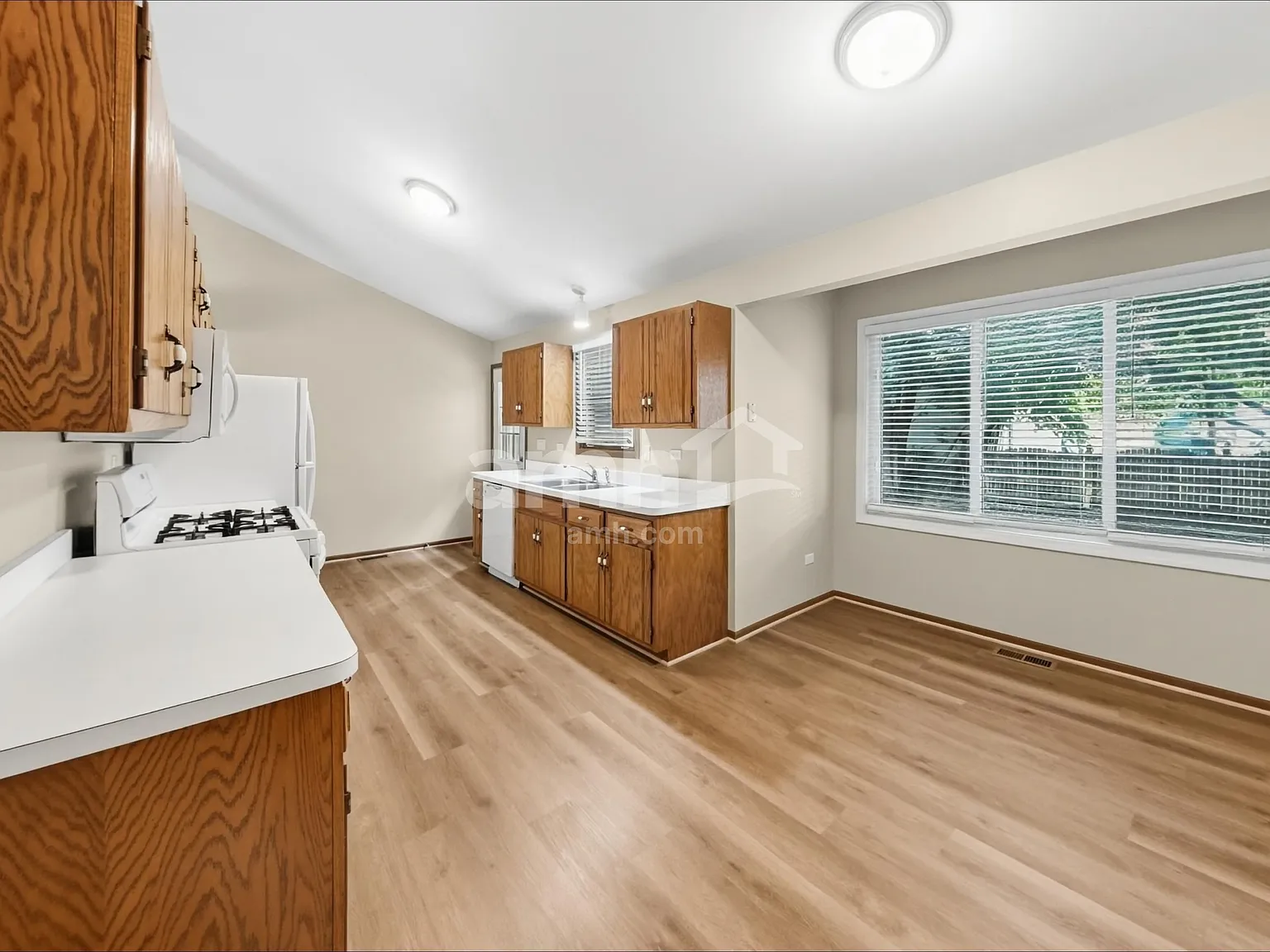 3 bed, 2.0 bath, 1525 sqft, $2,585 — Photo 4