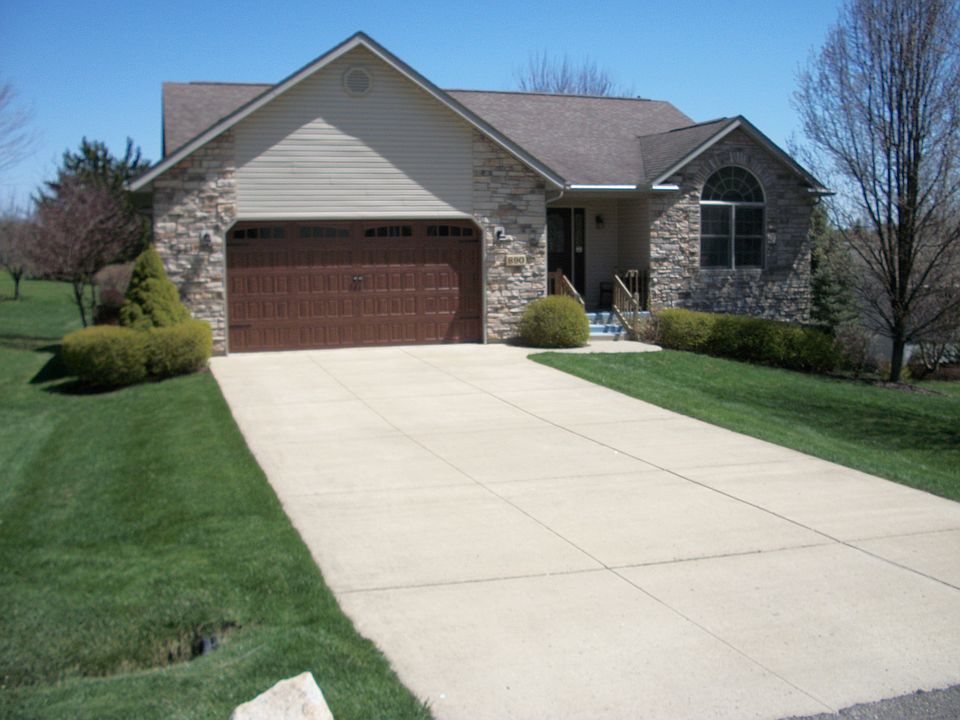 1st image of 890 Fairway Dr