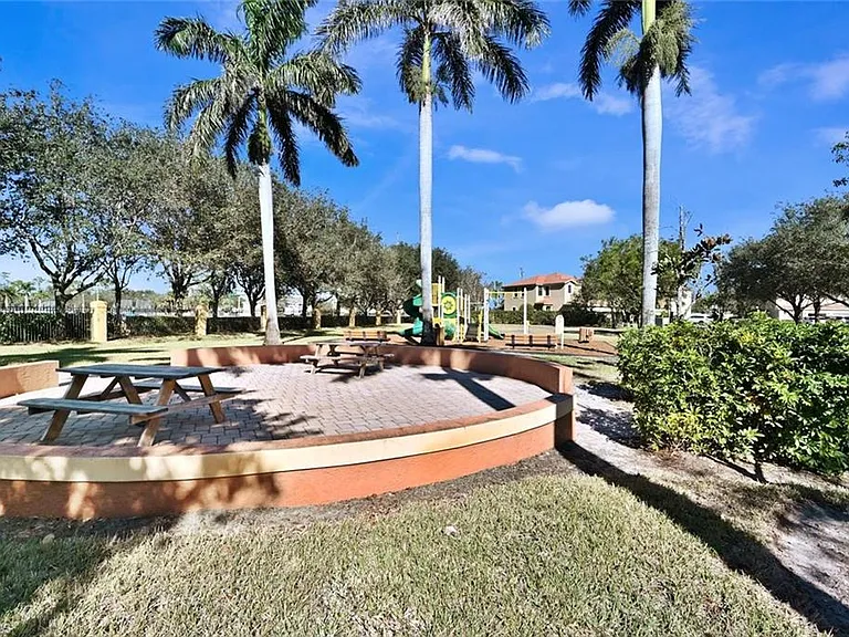 7631 Bristol Cir — Photo 41