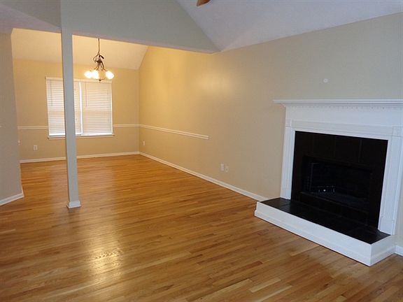 4th image of 50 Emerald Dr