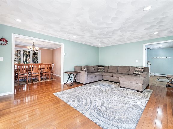 5th image of 12 Dunvegan Dr