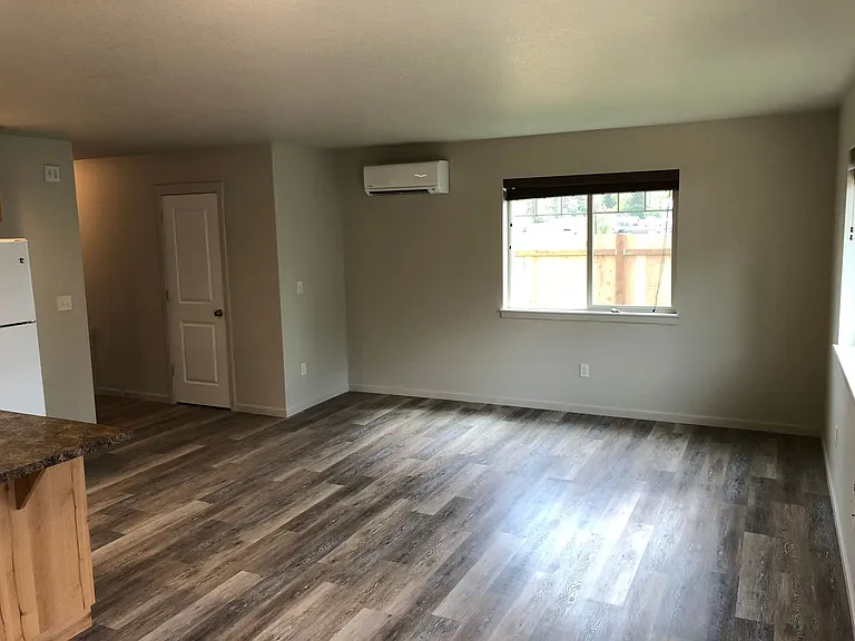 817-821 Main St — Photo 11