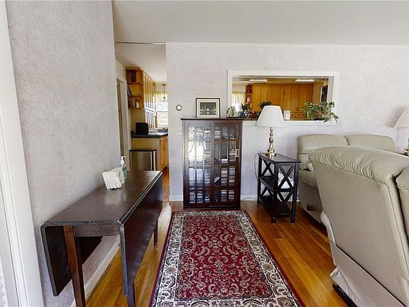 4th image of 115 Brookside Dr