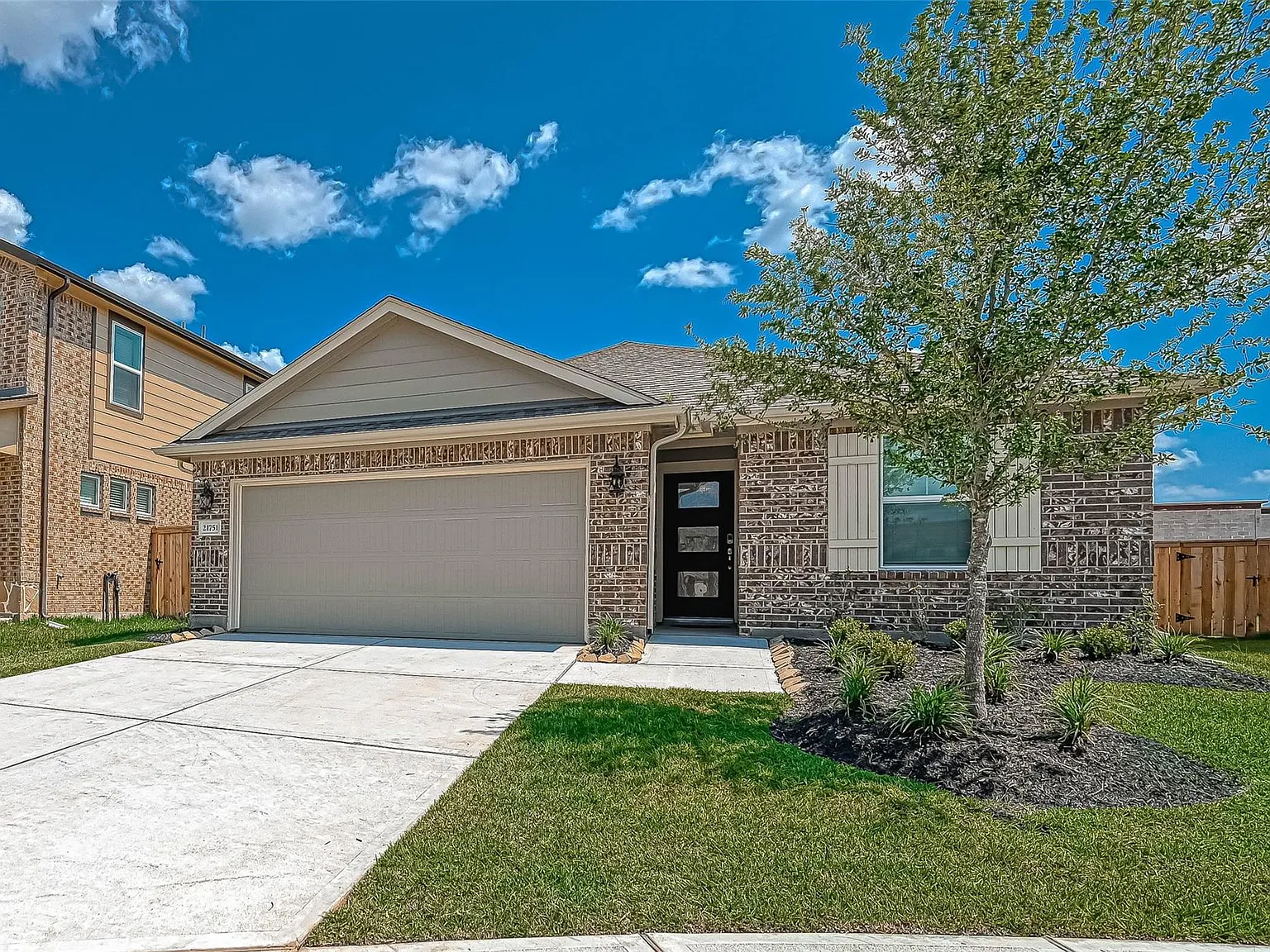 3 bed, 2.0 bath, 1688 sqft, $2,400 — Photo 2