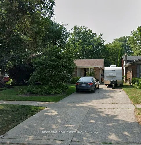 5905 Hillcrest Cres Photo 1