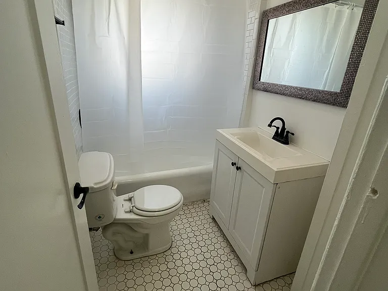 1121 N Kenmore Ave #102 — Photo 15