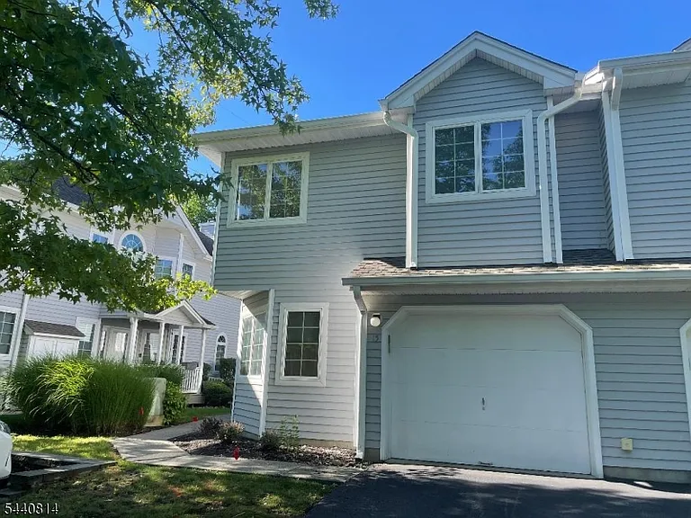 15 Davenport Rd — Photo 2