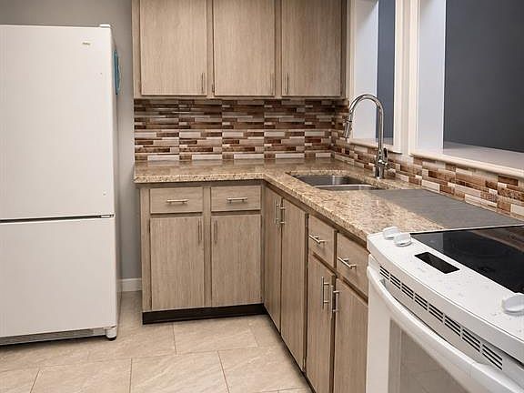 4th image of 400 Auburn Dr APT 3