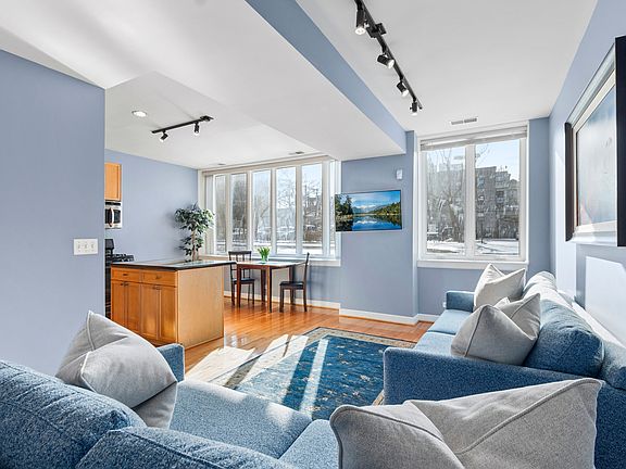 2nd image of 1636 W Melrose St APT 102