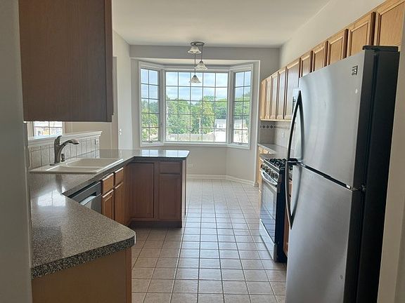 5th image of 541 Hough St APT 305