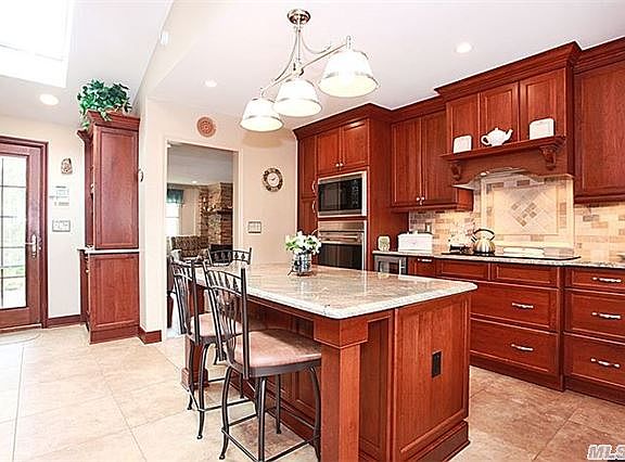 3rd image of 2488 Putnam Dr