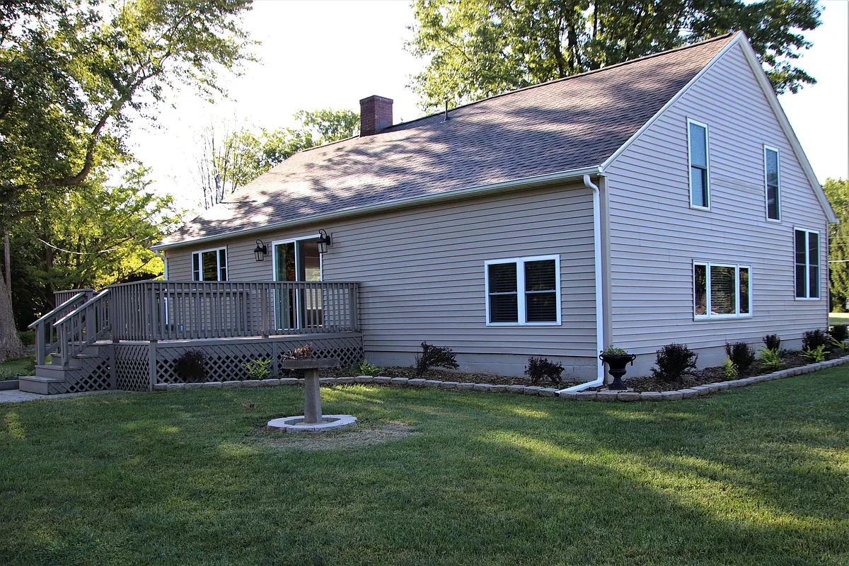 BACK OF HOUSE NICE DECK TO ENJOY SUMMER EVENINGS - 280 E Far Hills Dr