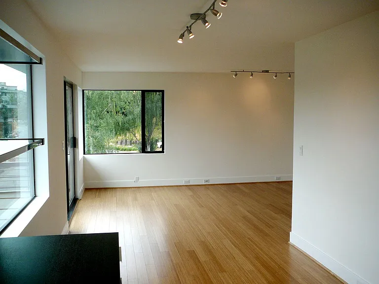 2404 Thorndyke Pl W #9 — Photo 3