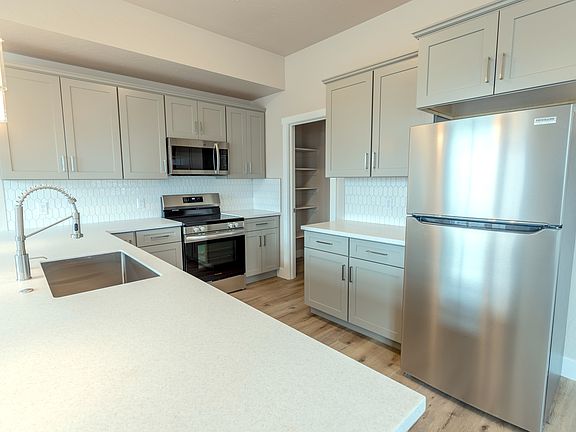 4th image of 624 Eisenhauer St #409