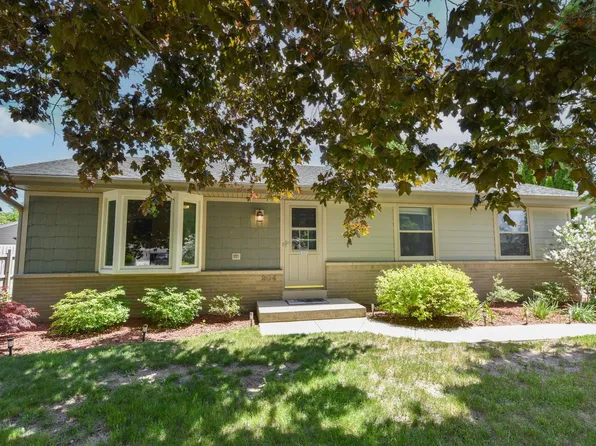 204 Judge DRIVE, Saukville, WI 53080