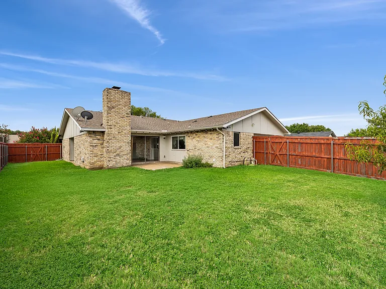 10239 Green Ash Rd — Photo 32
