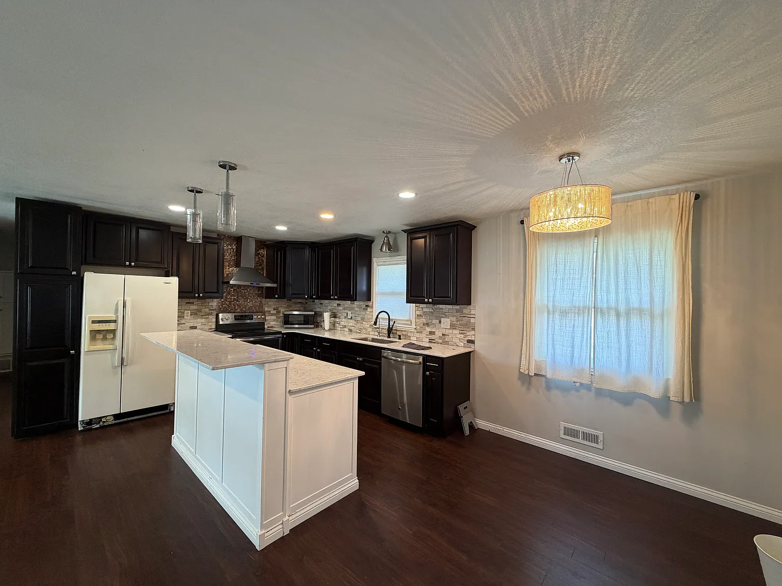 2 bed, 1056 sqft, $2,100 — Photo 3