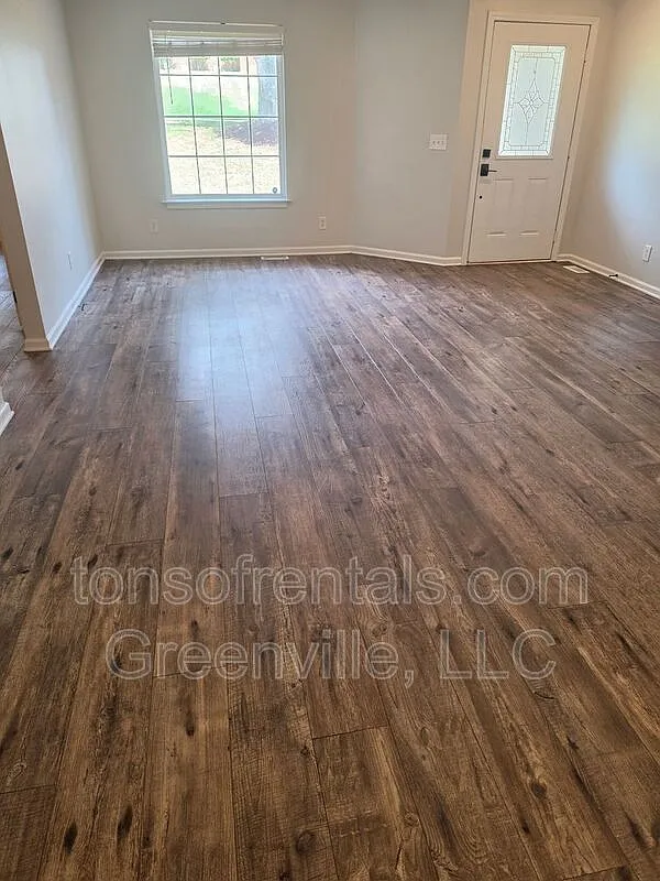3 bed, 2.0 bath, 1600 sqft, $2,200 — Photo 3