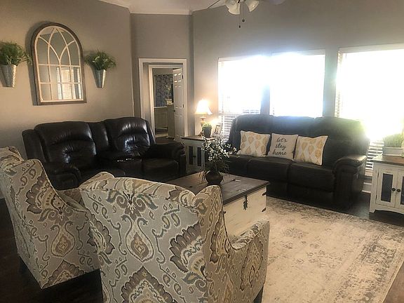 3rd image of 2302 Woodway Dr