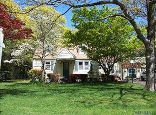 10 Stratford Ave, Greenlawn, NY 11740