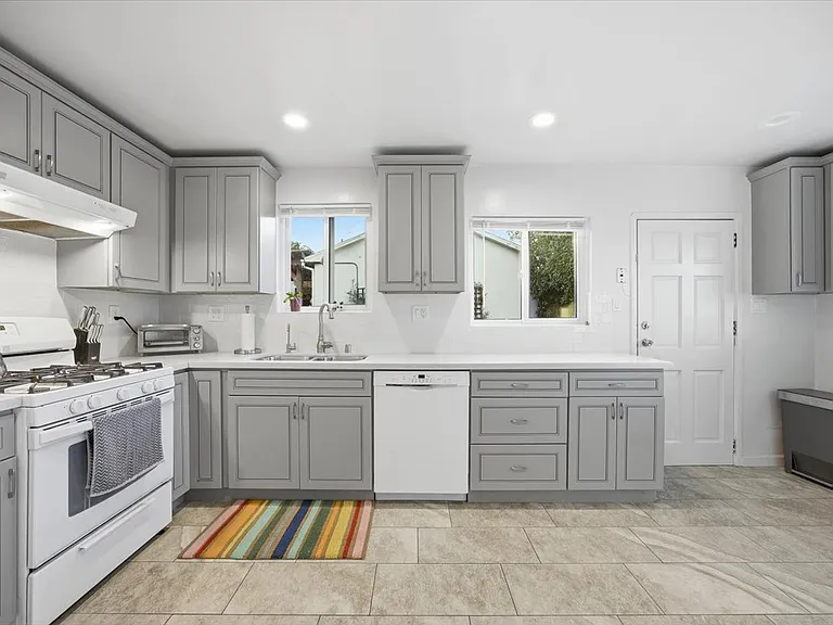 1905 S Walker Ave — Photo 6