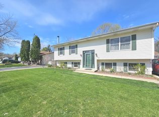 424 Greenview Dr, Park City, IL 60085