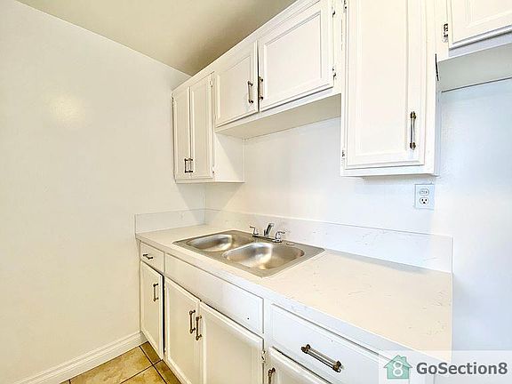 5th image of 703 W 70th St