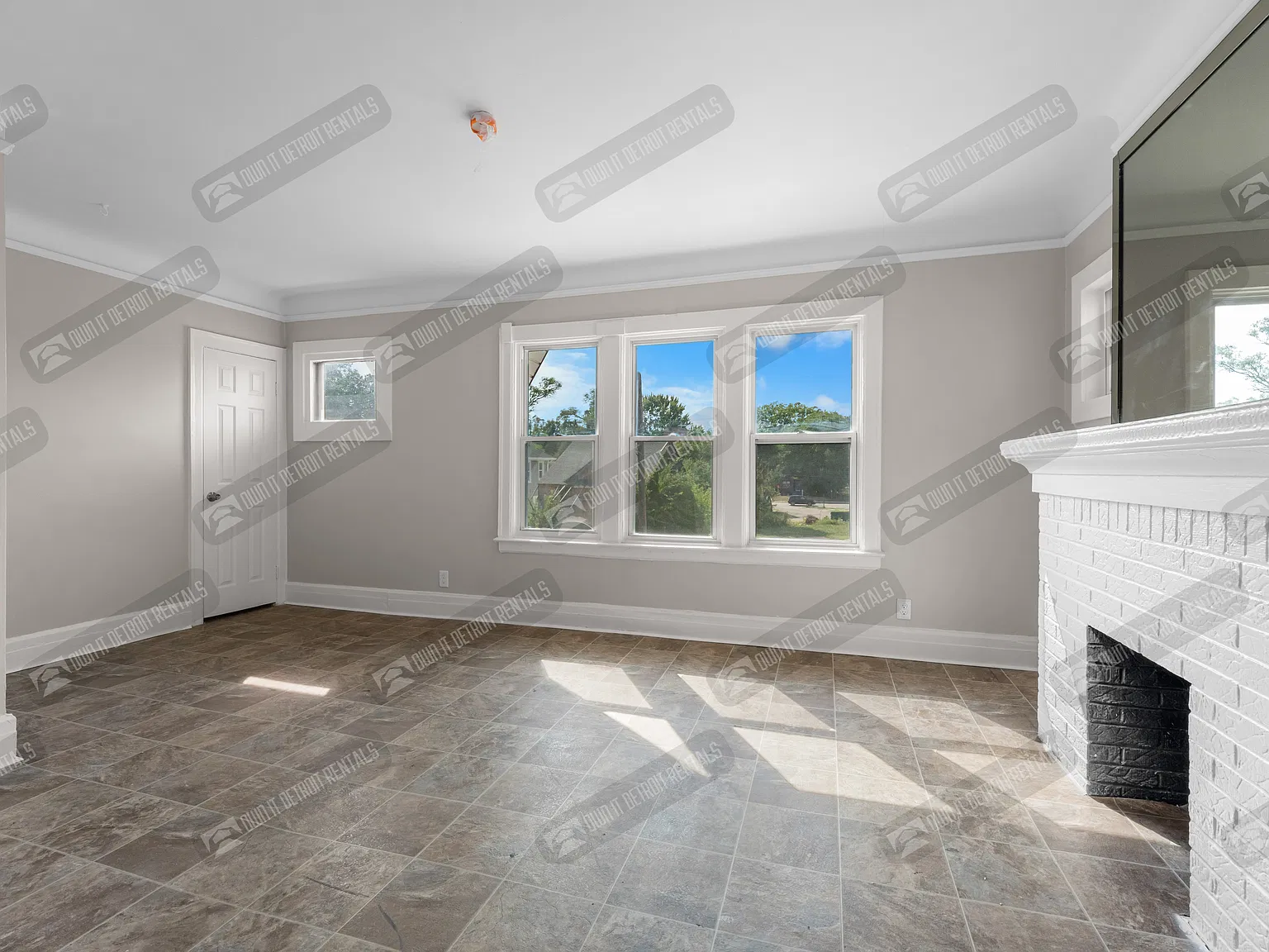 Multi Family Upper Unit 1 Bed — Photo 3