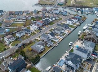 20 Pershing Ave, Babylon, NY 11702