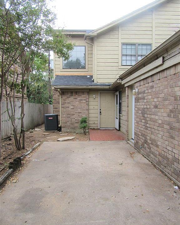 1st image of 2408 Oak Mnr APT A