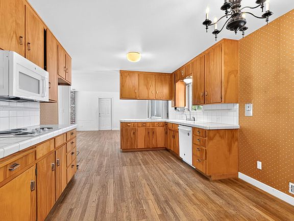 2nd image of 817 Hampshire Ct