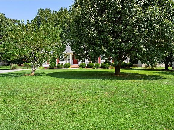 3rd image of 1013 Ravenwood Dr