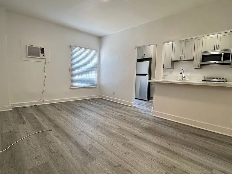 447 S. Rampart Blvd - Studio & 1 Bedroom Apartment! — Photo 9